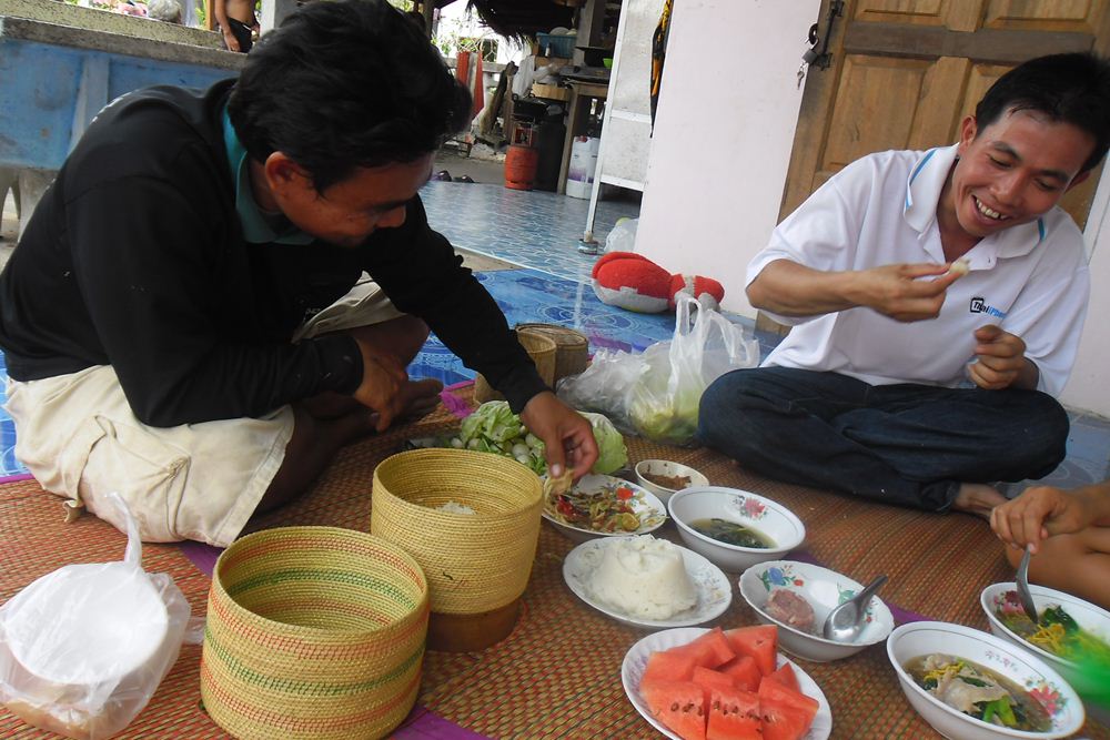 ผม         :  มันจะ 11:00 โมง แล้วน่ะ กินข้าวเร็วๆๆ หน่อย ปลายังไม่ได้สักตัว  
น้าจ่อย  :  หรอ  ใกล