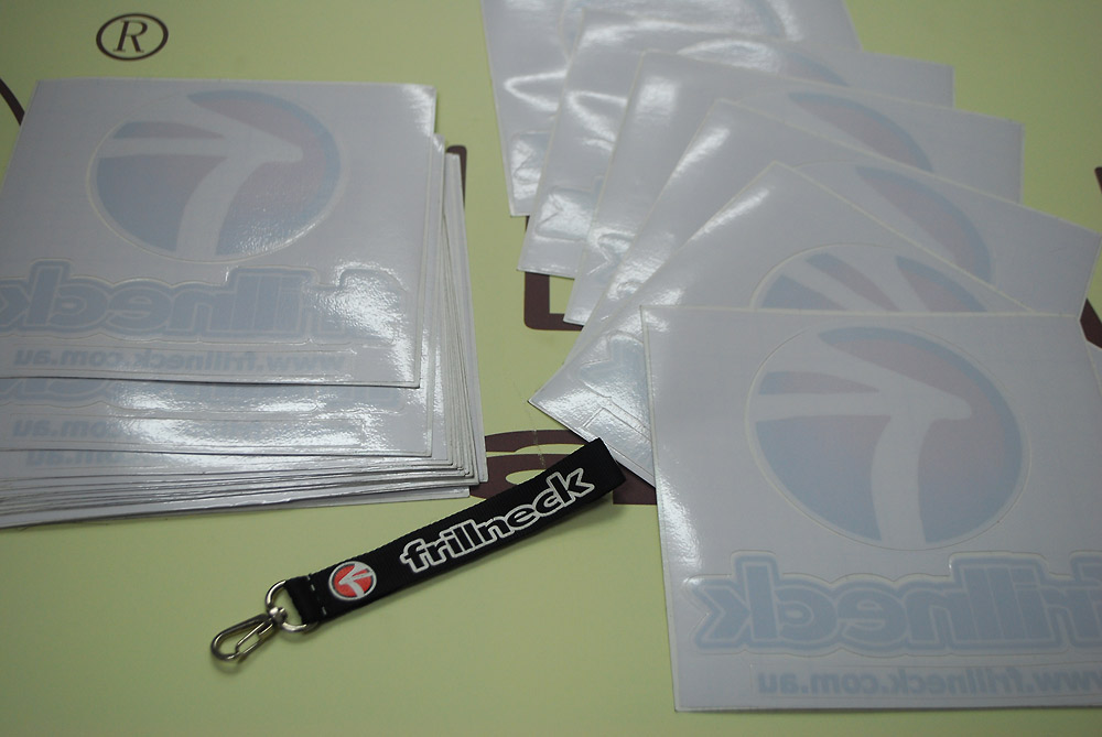 ฝากสปอนเซ่อร์ที่ 2  

 สติกเกอร์ FRILLNECK แผ่นละ200 บาท ฝากไปร่วมงานด้วยครับ 25แผ่น กับพวงกุญแจตา