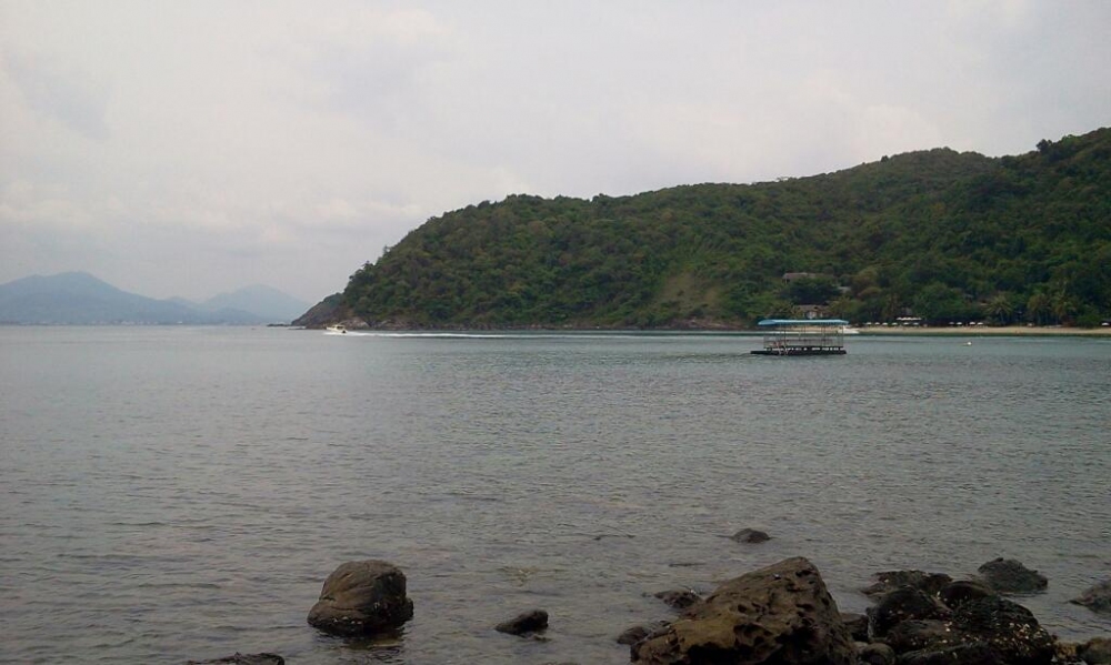 ทางด้านขวาของอ่าวพร้าว นี่แหละ.....