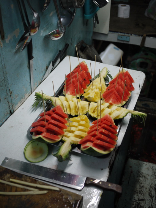 มีผลไม้ให้รัปทานกัน ในเรือมีแขกทั้งหมด12 คน