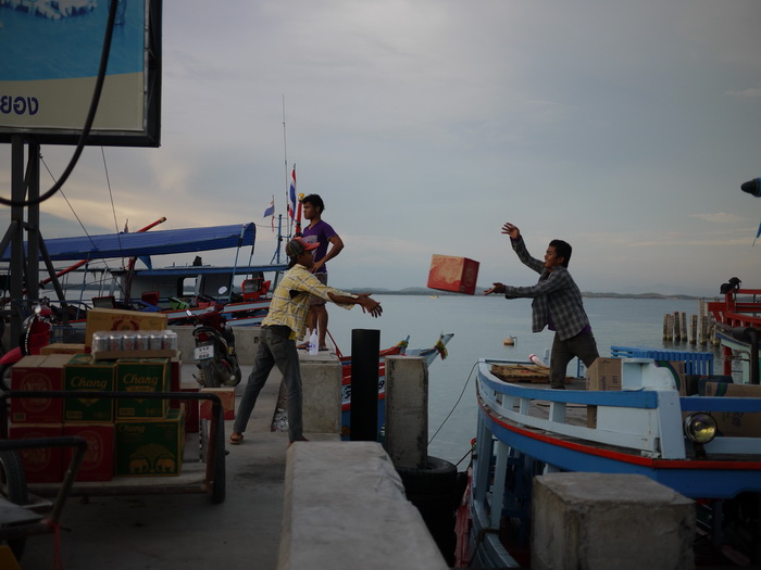 ถึงท่าเรือ ลังลอยได้ ใครจองไว้ครับลังนี่