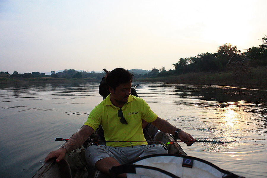 

 [b]ย้ายหมายต่อครับ  ไต๋เรือผมบอก จะพาไปหมายเด็ดสุดยอด 

โม้ป่าวไม่รู้นะครับ[/b]  :laughing: :