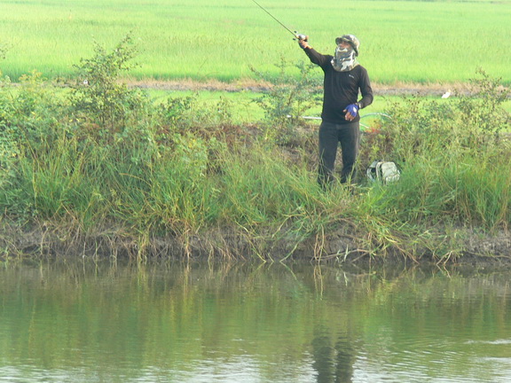 อ่อนมาก ถ่ายผ่านแว่นกันแดดก็เงี้ยแหล่ะ :sad: :sad:

อย่าว่ากันนะจ๊ะ :grin: :grin: