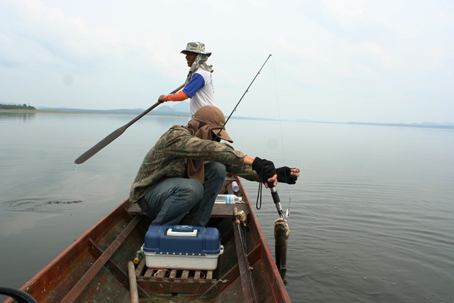 ถึงเรือแล้ว ใช้กริปเปอร์คีบขึันมาเลย :cheer: :cheer: :cheer: