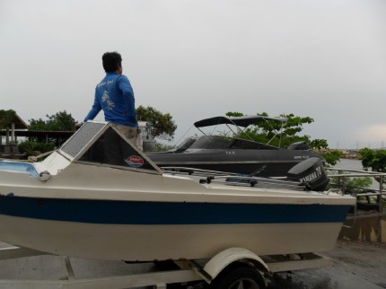 มาถึงท่าเรือโอ้วลมเริ่มแรงฝนก็ตกอีก  :ohh: :mad: