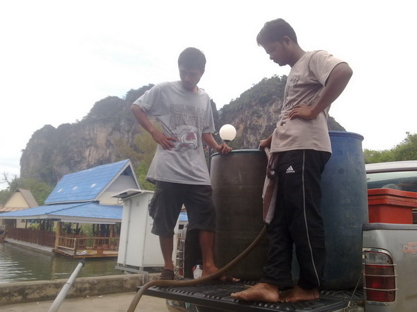 เติมน้ำมันเรือก่อนครับ
....
 :laughing: :laughing: