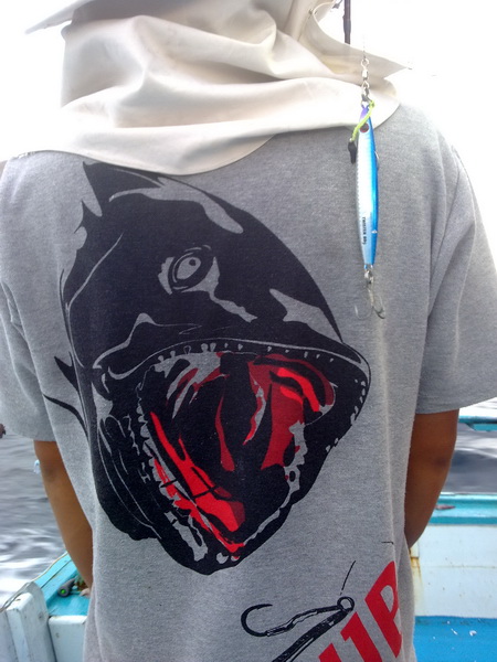 ดูครับว่าเหยื่อเขาแรงแค่ไหนขนาดรูปปลาในเสื้อยังจะกินเลย [สังเกตุตาปลา]
...............
 :laughing: