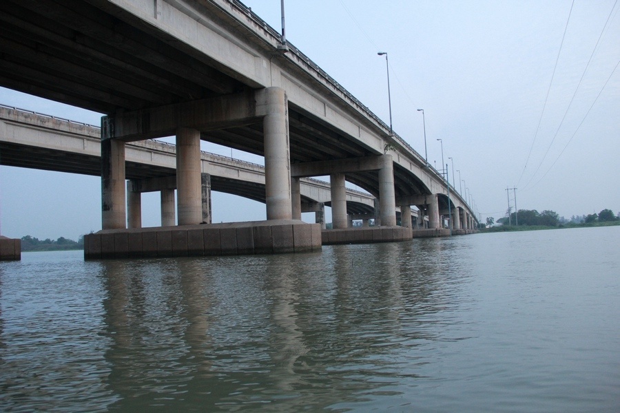 บริเวณใต้สะพานแม่น้ำเจ้าพระยา จุดนัดพบกับลุงแดง ไต๋เรือคนเก่งของเรานั่นเอง