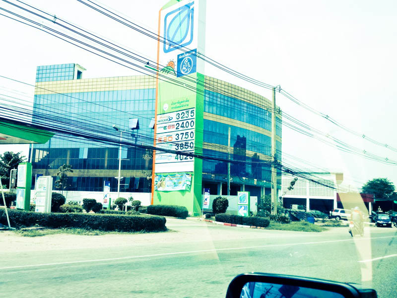 [center]
เห็นราคาน้ำมันแล้วเซ็งหัวใจ แบบทำอะไรไม่ได้ ก็ของมันต้องใช้นี่เนอะ!!