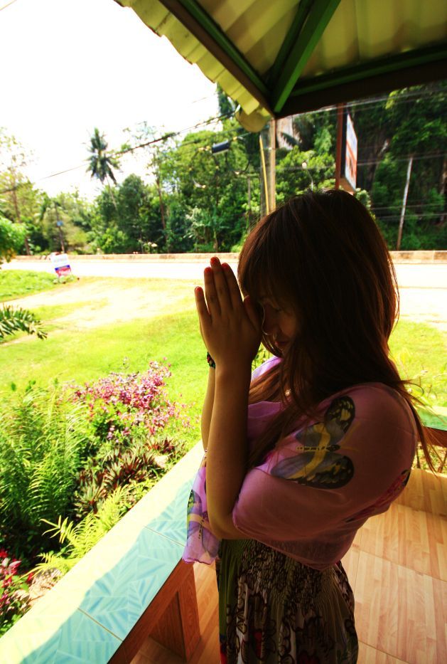 นางแบบไม่เคยเห็นต้นทุเรียน เอ้า ไหว้ชะ สาธุๆๆ ด้วย  :laughing: :laughing: :laughing: