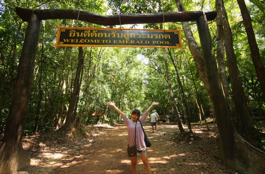 ไปลุยกันต่อที่ สระมรกต เลยครับ