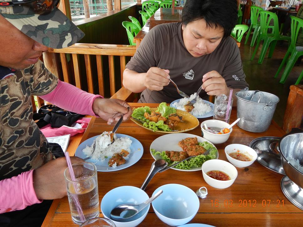 เอา น้าๆกินข้าวด้วยกันคับ :grin: