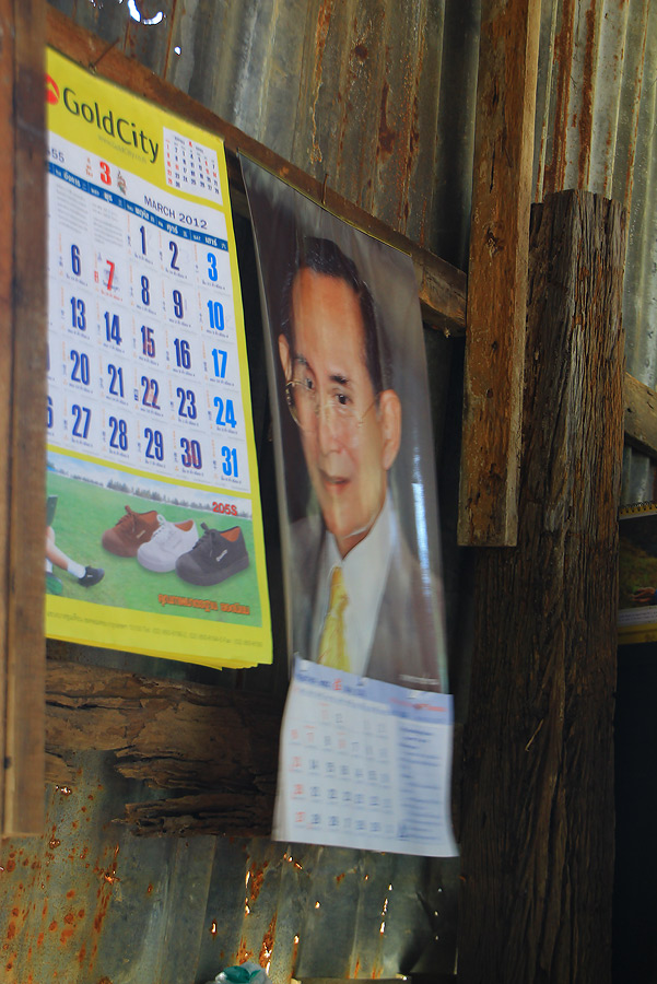 ++รูปที่มีอยู่ทุกบ้าน [b]"ในหลวงของพวกเราชาวไทย  ทรงพระเจริญ"[/b] :prost: :prost: