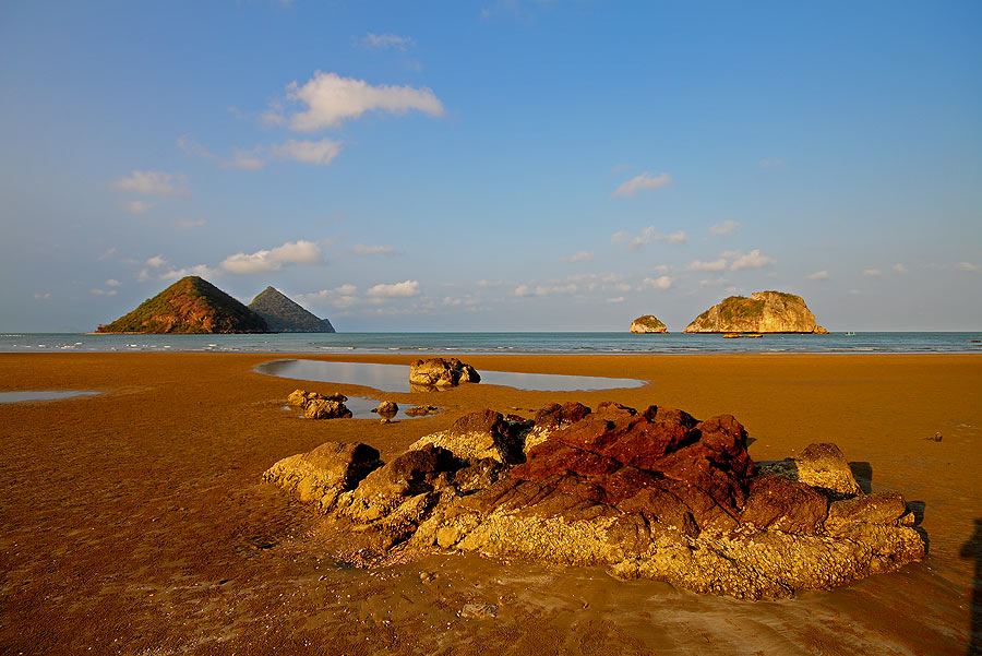เกาะสี่เกาะ....หน้าหาด.............
 :smile: :smile: