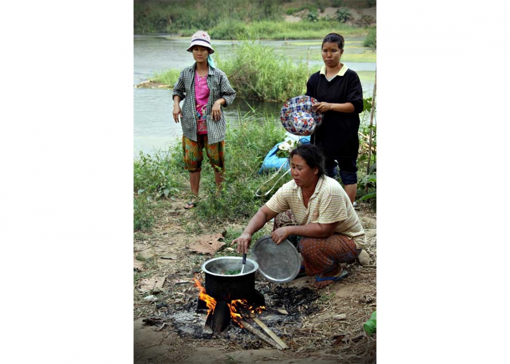 มีแม่ครัวตามมาทำกับข้าวให้กินด้วยนะครับ ไฮโซมั้ย


สังเกตุที่หม้อครับ แบบนี้เลยที่เพิ่งเป็นข่าวเม