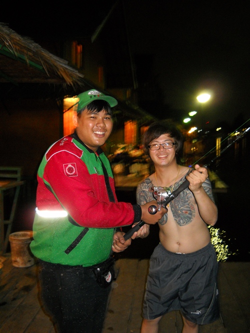 เป็นจังหวะเดียวที่พิซซ่ามาส่งผมเลยเรียกพี่เขามาลองดู :laughing: