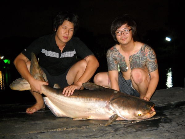 ถ่ายคู่กะพี่หน่อยครับ :cool: