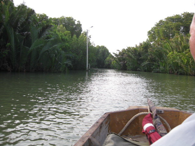 นั่งเรือเข้าไปตามคลองก็เอากล้องมาลองสักภาพ