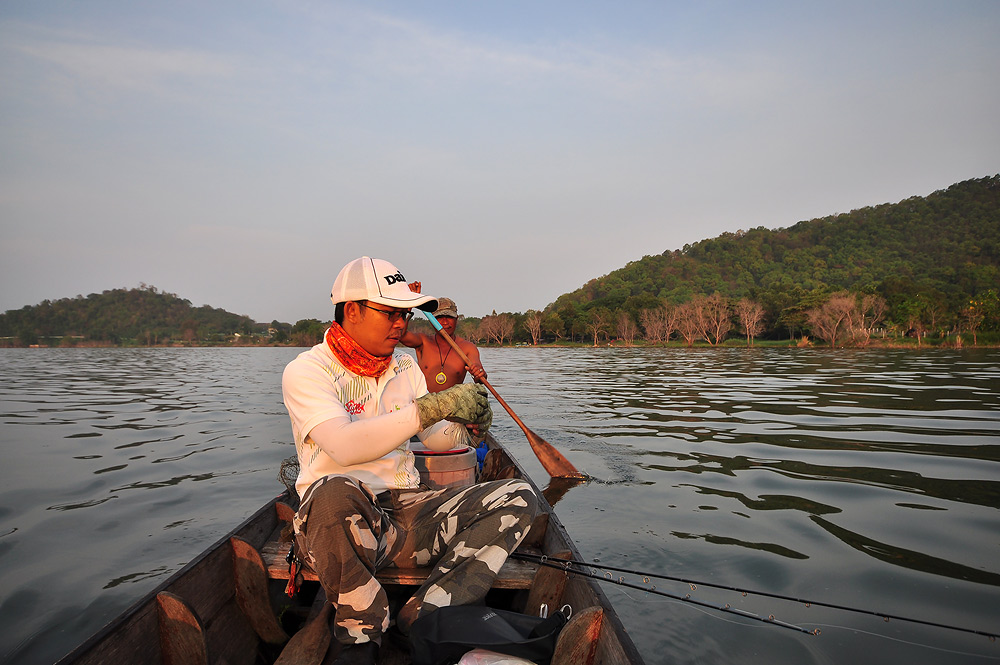 ถึงเขื่อนได้ก็ไม่ต้องถ่ายรงถ่ายรูปกันและลงเรือกันเลยเพ่    :laughing: :laughing: :laughing: