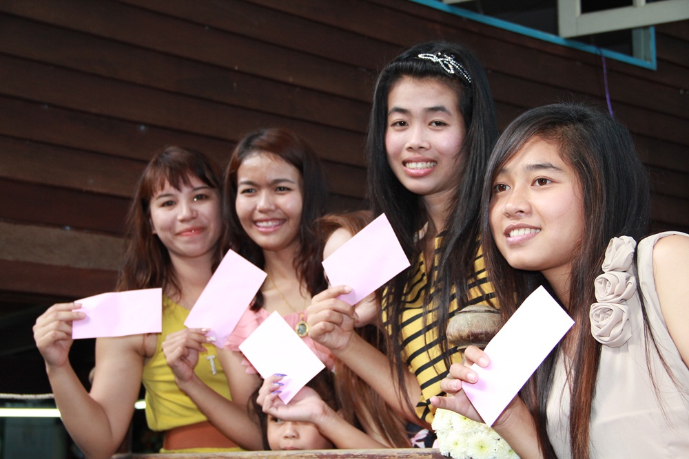 


   :grin: .....  เจ้าบ่าวผ่านด่านไปได้โดยดี .... กับภาพรอยยิ้มสาวๆ ด่านสกัดที่เป็นบ่งบอกได้ ..
