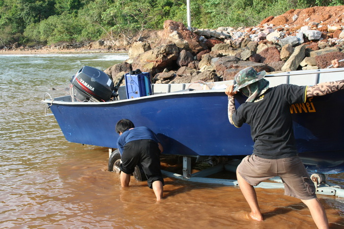 


         มัวแต่ถ่ายรูป  ดันเรือกันไม่ไหว ต้องโดดไปดันอีกแรง  เพราะน้ำแห้งมากเลย วันนี้