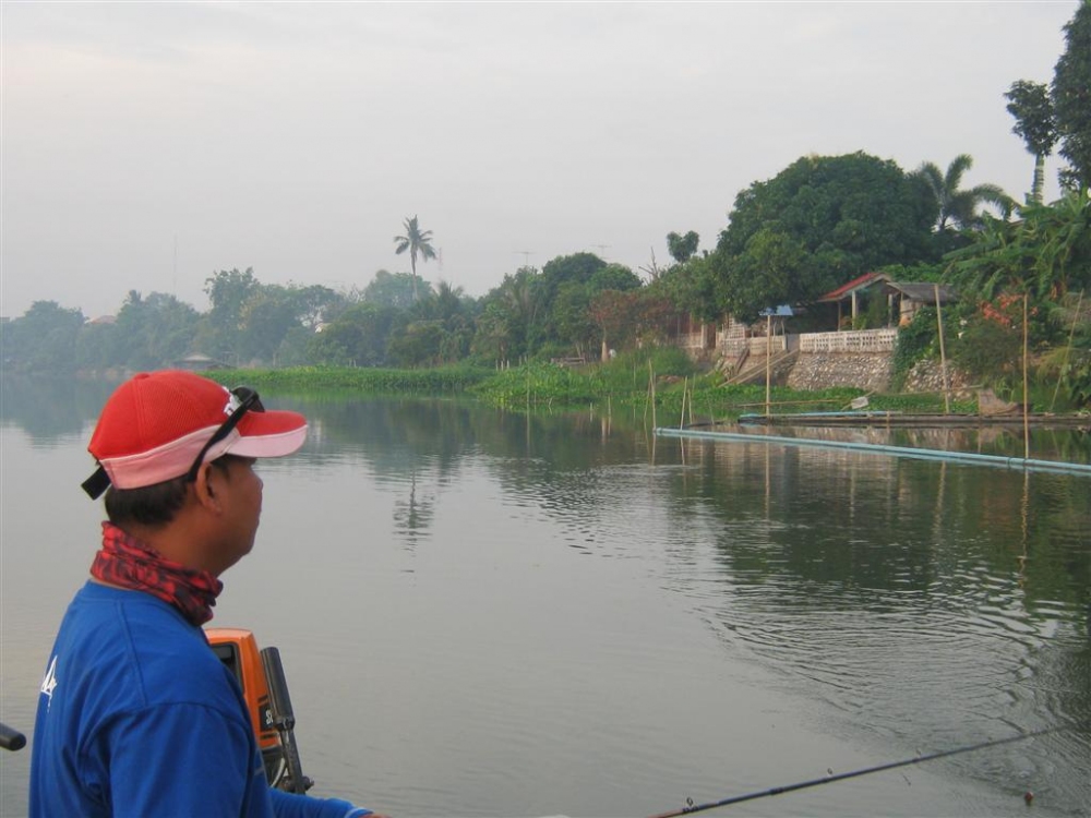 ปล่อยเรือลอยตามน้ำเรื่อยๆ ตีเก็บไปตลอดทาง ไม่ต้องติดเครื่อง  ประหยัดน้ำมัน   ใช้มอเตอร์ไกด์ช่วยคุมทิ