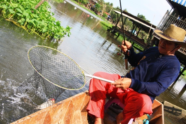 ขยับเรือมาอีกนิด ป๋าก็โดนตัวขนาดสวยอีกตัว :grin: