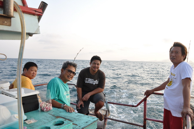 รวมตัวกันท้ายเรือ วางแผนสำหรับคืนนี้ ก้อร่วมไปด้วย เฮียบุญหรือพี่อ้วน อาจารย์สมนึกหรือป๊านึก พี่เป้ง