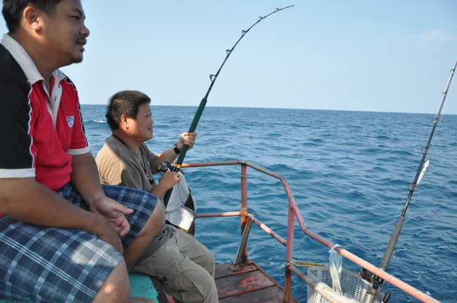 ของขวัญส่งท้าย มีตัวมาส่งแขก ลากทอลลิ่งไว้หลังเรือนานซะจนเฮียบุญแกเปลี่ยนเสื้อรอขื้นฝั่งแล้ว แต่ก้อไ