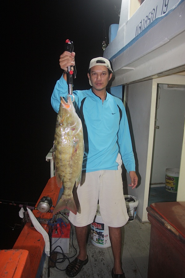ไอเจ้าหัวเสี้ยมยังตามขึ้นมาอีกตัวนะครับ หรือว่าพวกเรามาจอดเรือบนหลังคาบ้านมันพอดีหว่า??