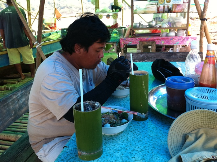 กินก๋วยเตี๋ยว พร้อมดื่มเป๊ปซี่ในกระบอกไม้ไผ่ 

โอ้ว ชิวสุดๆ

แต่นั่งตรงนี้เพลินดีเนอะน้าเบนซ์

