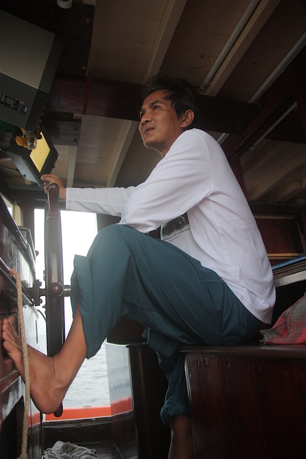 แล้วไต๋เรือก็พาพวกเราเดินทางไปตกปลาเก๋าน้ำลึกกันครับ.. ไต๋ท่านนี้เป็นไต๋วัยรุ่นรูปหล่อนิสัยดีที่มีฝี