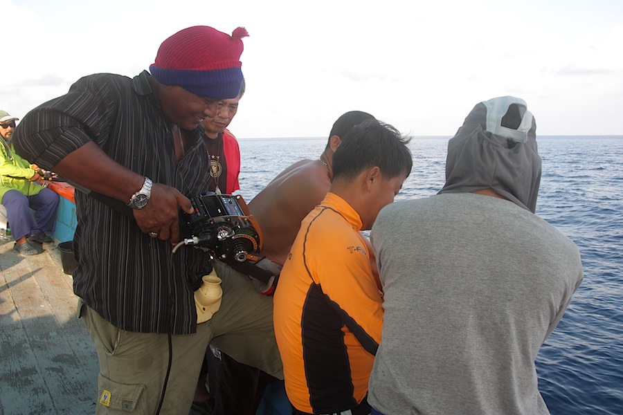 ยังครับแค่นั้นยังไม่พอ สายของรอกคันที่มีปัญหาดันไปพันกับสายของ"อี๊ด เจ็บ..วาย" เข้าให้ซะแล้ว