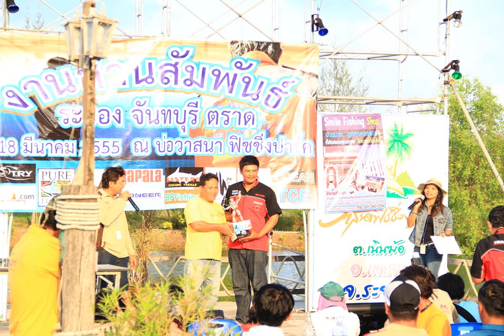 
   :smile:  รางวัลสุดท้าย ... พระเอกฝ่ายชายยอดเยี่ยม  :laughing: :laughing: :laughing: