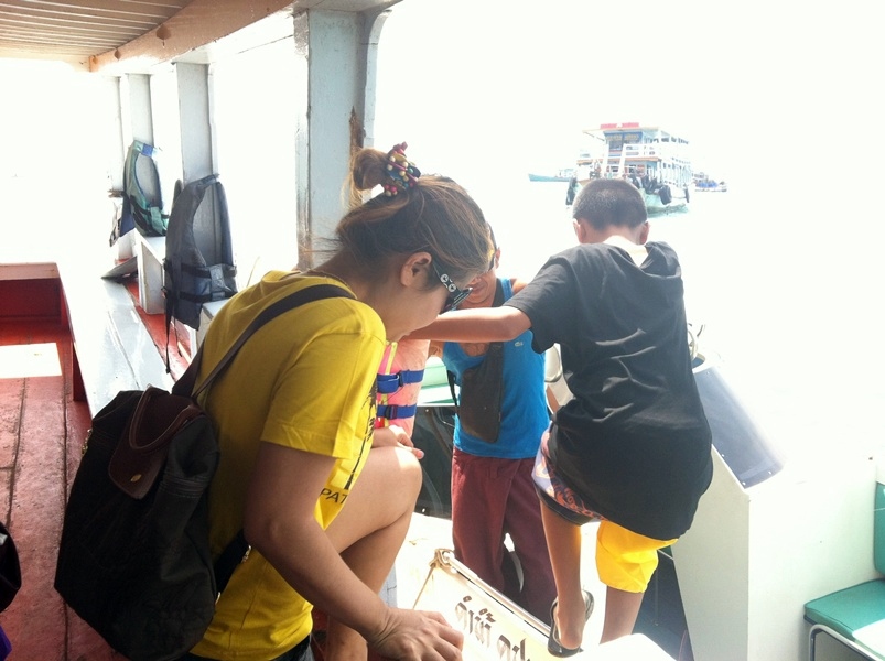 [center][b]ก้าวเท้าลงเรือกัน แสดงว่ามีกิจกรรมทางน้ำแน่นอนค่ะ  :grin: :grin:[/b][/center]