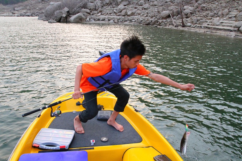 สาธิตการนำปลาขึ้นจากน้ำ แบบกล้าๆ  กลัวๆ :laughing:
