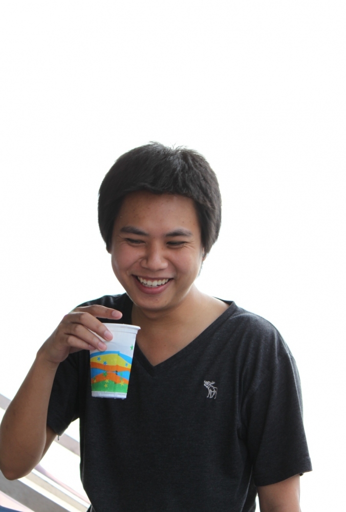 น้องเจมส์ ก้อมือไม่วางแก้วเหมือนกัน
 :tongue: :tongue: :tongue: