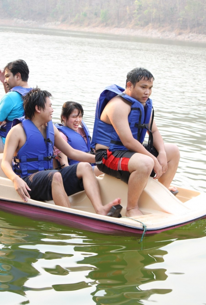 เอ่อ พี่น้องครับ เค้าให้ขึ้นได้แค่สองคน แต่นี่พี่เล่น สี่ เลยเหรอครับ
 :laughing: :laughing: :laugh