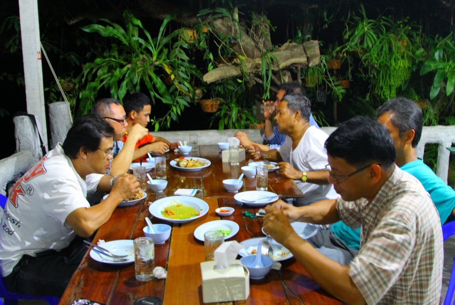 แต่ละคน  หิวโซมาเลยครับ  โซ้ยกันใหญ่  หลังออกจากบ้านพี่โท