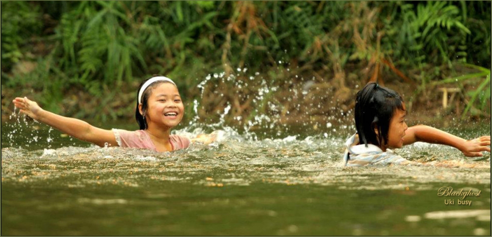 








มาต่อให้ครับ


      เด็กๆเล่นน้ำอย่างมีความสุขสดชื่นทุกวัน คนในหมู่บ้านจะอาบน้