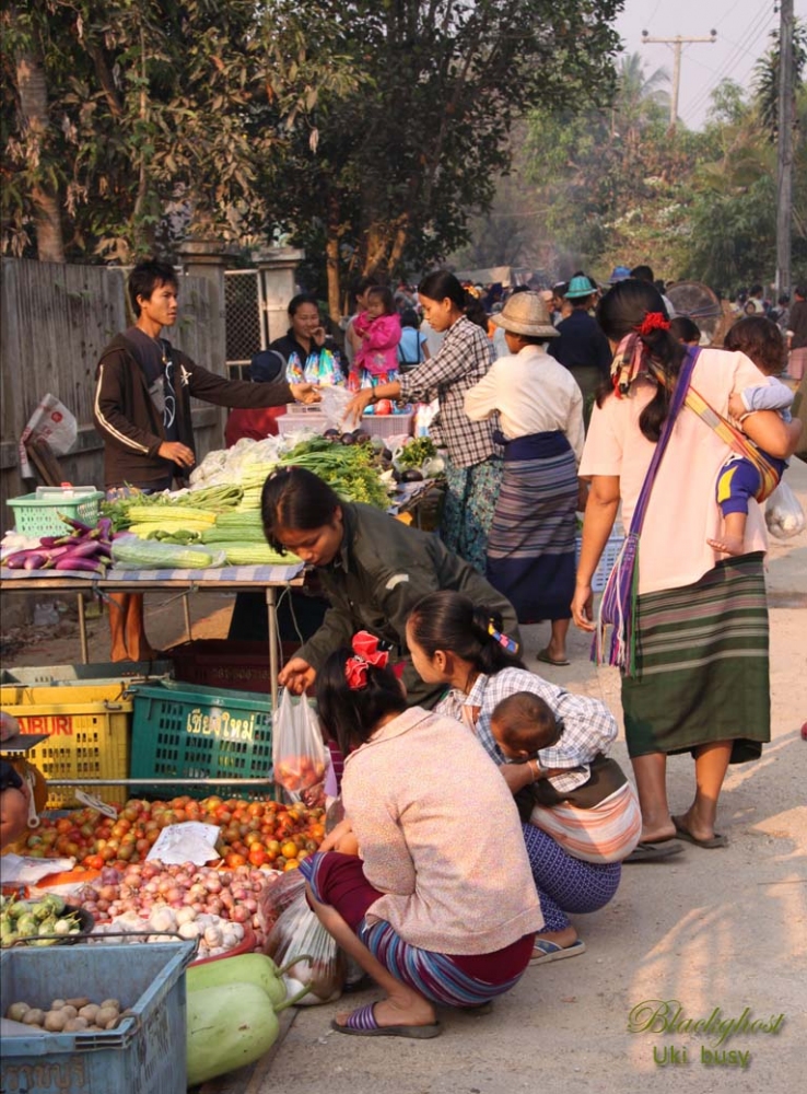 








ตลาดในหมู่บ้านยามเช้า