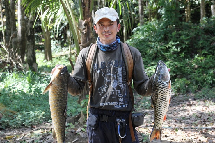 แถมน้องสูบมาด้วยเหยอ หล่อเลยเพื่อนโผ้ม  :cool: :cool: