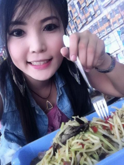 พักยกด้วยการทานส้มตำมะม่วง  น้าๆๆคะทานมั้ย ป้อนคะ55555+ :grin: