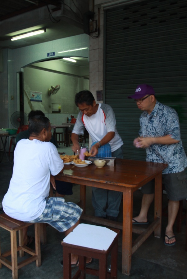 ร้านนี้หมี่ซั่ว  แซบมากๆ  ใครชอบอะไรเบาๆยามเช้า  จัดได้เลยนะครับ  ตรงข้าม ธ.ธนชาติ  ทางไปบ้านพี่โทน่