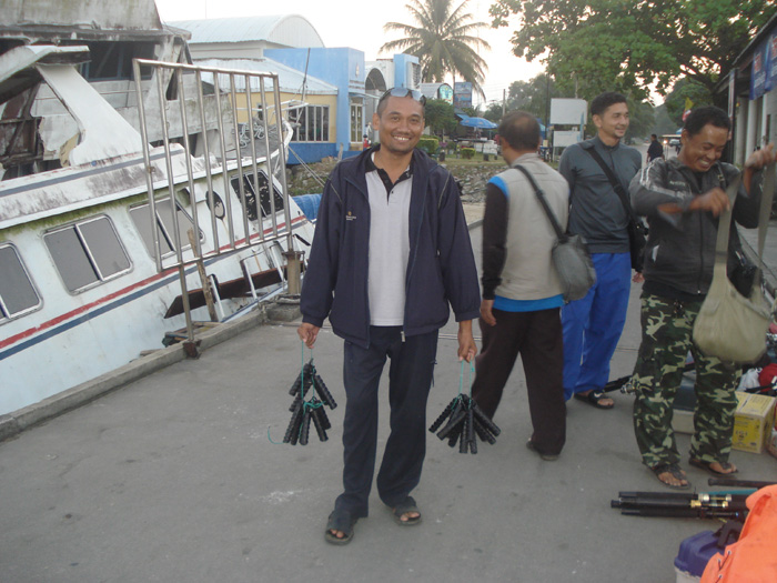 มาถึงท่าเรือทับละมุก็เอาของมากองที่บ้านไต๋หนุ่มรอเรือ :smile: