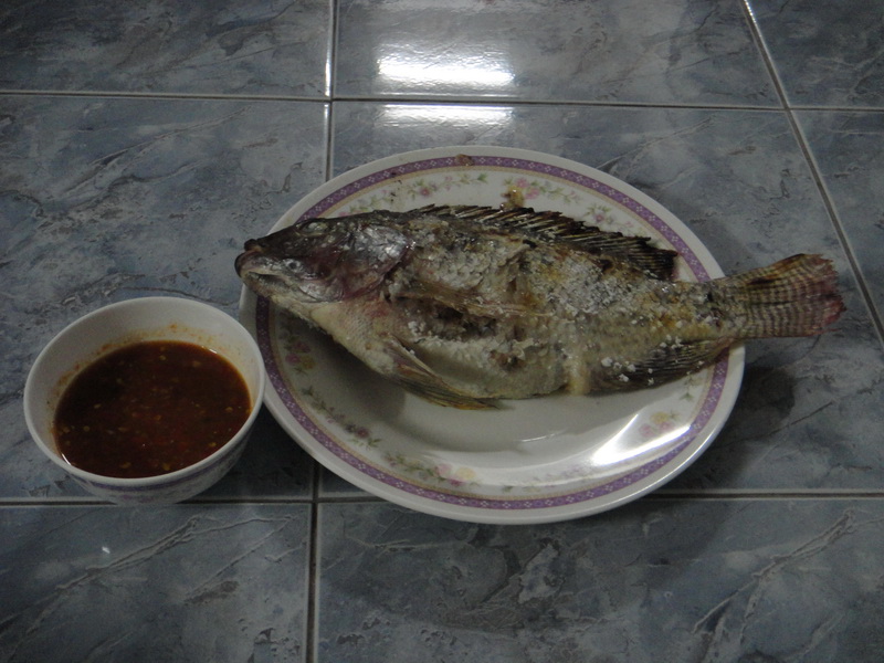 มื้อค่ำแบบเรียบง่ายครับ  ขาดผักกับขนมจีนครับ จะได้เป็นเมี่ยงปลาเผาครับผม :cheer: :cheer: :cheer: