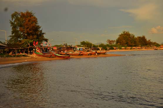 เรือแบบนี้ครับ

ไม่ใหญ่ โคลงบ้าง ออกเรือไปประมาณ 30-45 นาที(วิ่งทรอลิ่ง)
ไม่มีซาวเดอร์และจีพีเอสน