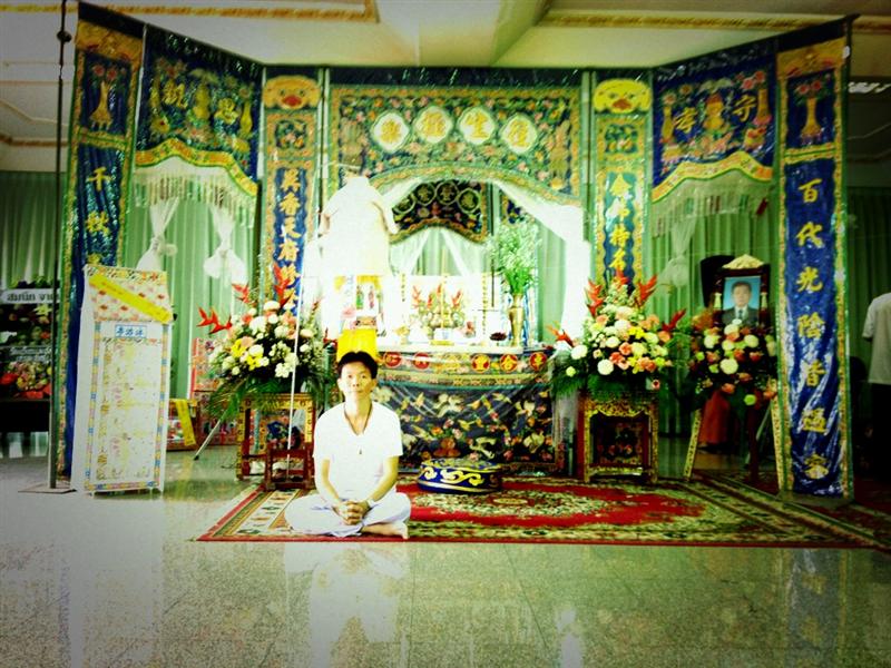 ท้ายนี้ขอลาไปด้วยภาพที่งานของพ่อครับ ผมผอมและโทรมไปมากจากพิษไข้แทรกซ้อนที่ผ่านมา เหลือตัวอยู่เท่าที่