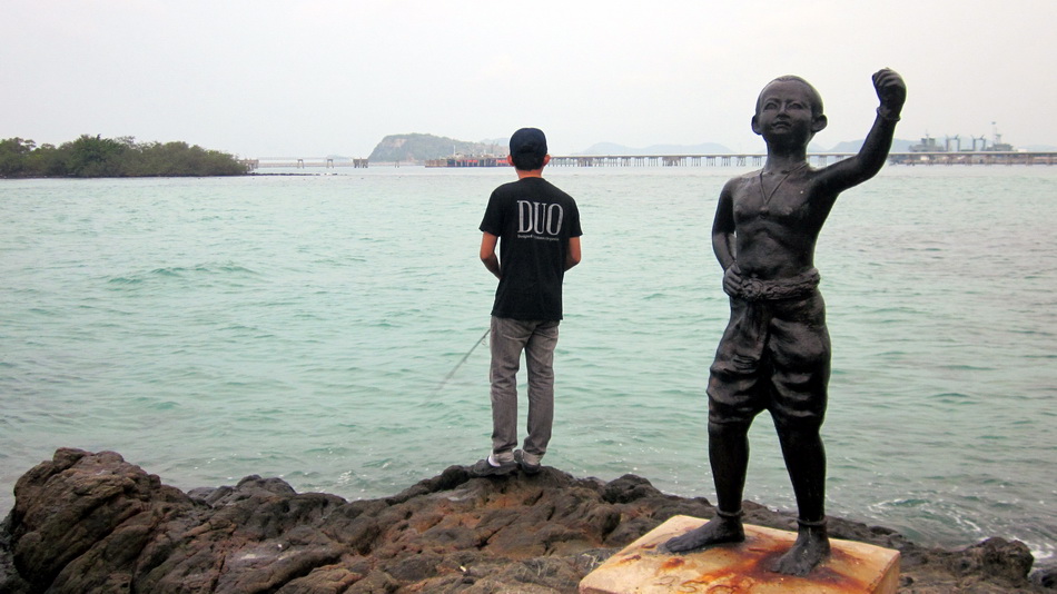 มีกองเชียรด้านหลังด้วย  :laughing: