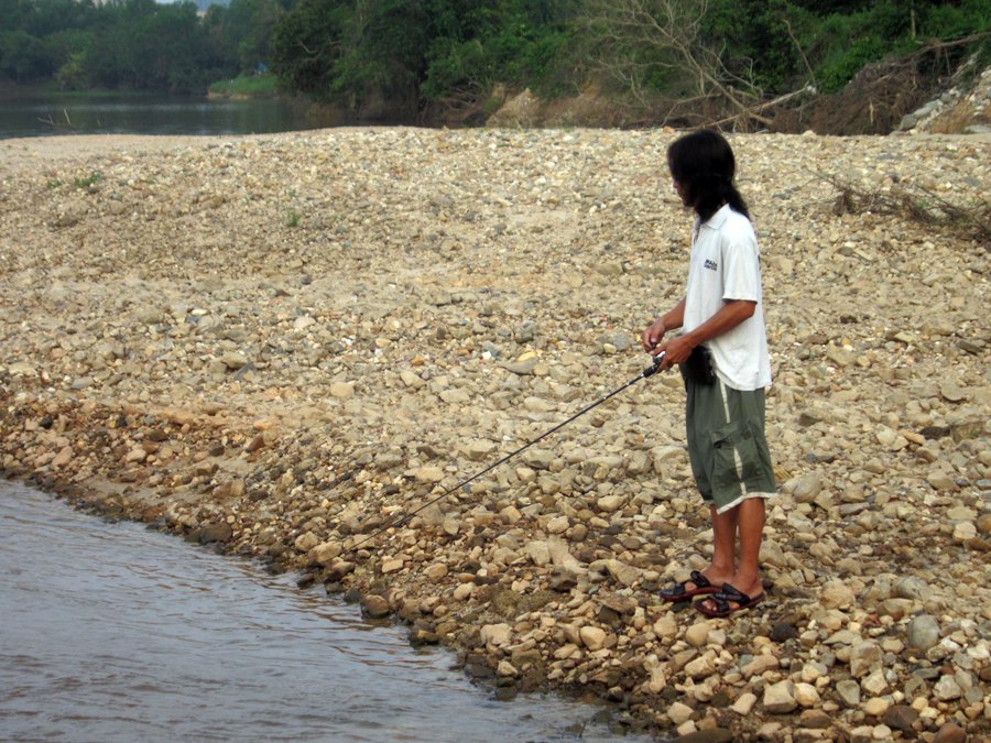 ลวกเพี่ยเจ้าของ แกไม่ลงเรือขอเดินตีตามขอบบ่อ ให้พวกผมไปลองเรือกัน